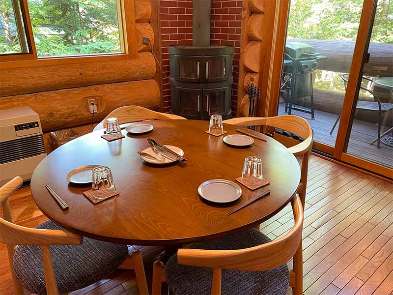 北軽井沢 貸別荘 ペンチュグループの手軽にBBQ食材デリバリーサービス、地元の美味しい肉。お野菜などをカットしてお届け。テーブルセット